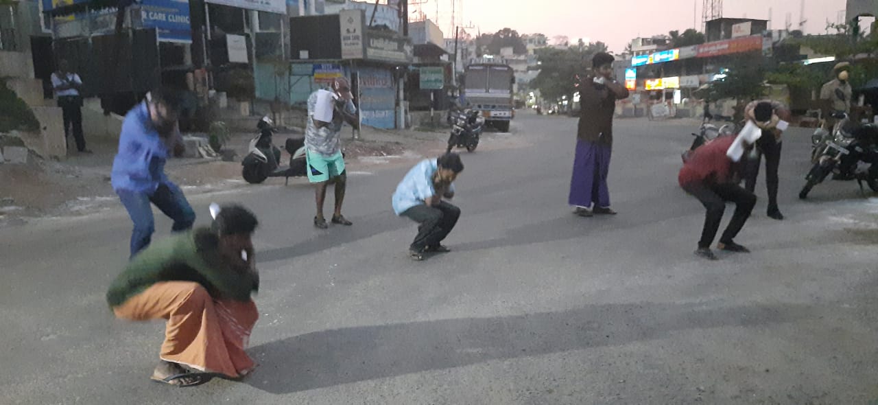 அந்த கேள்விகளுக்கு தவறான பதில் எழுதிய ஒவ்வொரு கேள்விக்குக்கும் பத்து தோப்பு கரணம் போடுவதோடு கொரோனா தடுப்பு உறுதிமொழி எடுக்க வைத்தனர். மேலும் பத்து கேள்விகளுக்கான பதில்களை சொல்லி கொடுத்து 144 உத்தரவை மீறுவதால் விதிக்கப்படும் சட்டங்களையும் விளக்கி கொடுத்து அனுப்பி வைத்தனர். அந்த கேள்விகளுக்கு தவறான பதில் எழுதிய ஒவ்வொரு கேள்விக்குக்கும் பத்து தோப்பு கரணம் போடுவதோடு கொரோனா தடுப்பு உறுதிமொழி எடுக்க வைத்தனர். மேலும் பத்து கேள்விகளுக்கான பதில்களை சொல்லி கொடுத்து 144 உத்தரவை மீறுவதால் விதிக்கப்படும் சட்டங்களையும் விளக்கி கொடுத்து அனுப்பி வைத்தனர்.