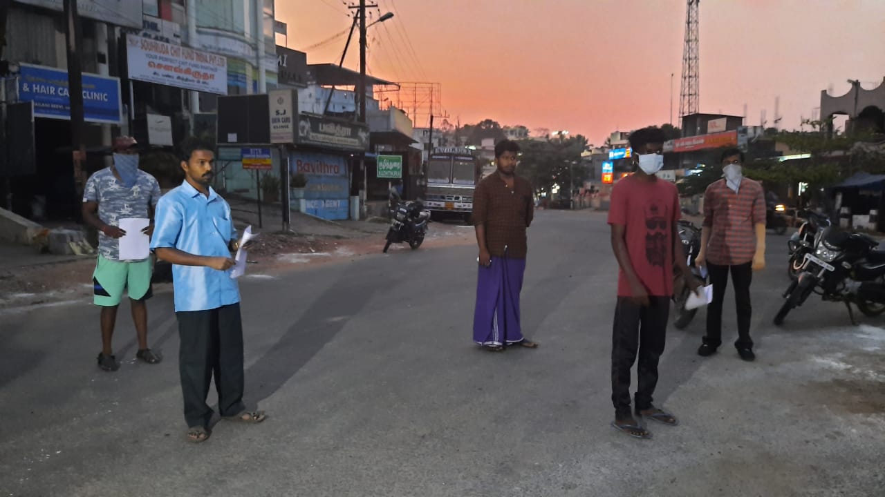  கன்னியாகுமரி மாவட்டத்தில் தக்கலை சரக டிஎஸ்பி ராமசந்திரன் தலைமையில் போலீசார் தமிழக கேரள எல்லைப் பகுதியான களியக்காவிளை, குழித்துறை, மார்த்தாண்டம் போன்ற பகுதிகளில் சாலையில் தேவையின்றி சுற்றி திரியும் இளைஞர்கள் மற்றும் பொதுமக்களை தடுத்து நிறுத்தினர்.