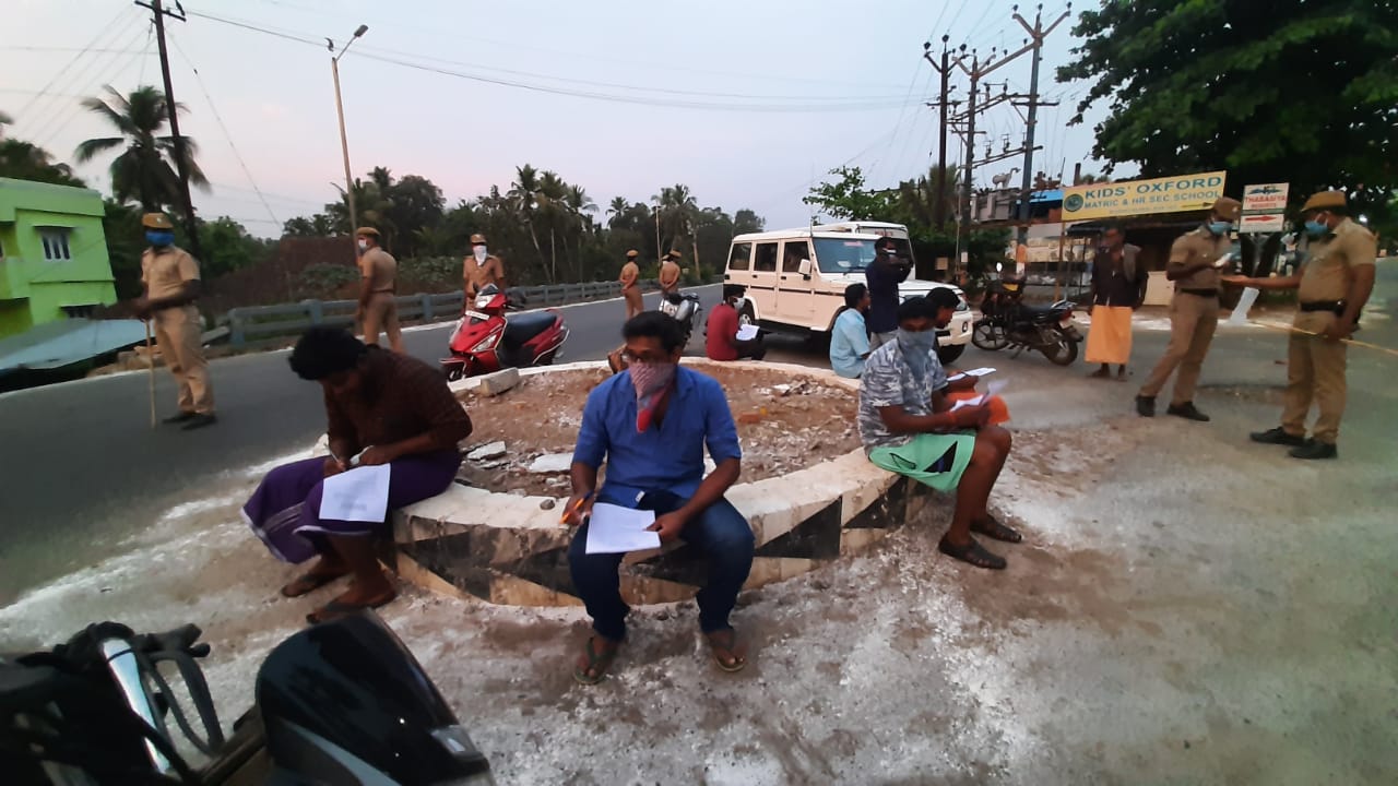 போலீசார் அவர்களிடம் கொரோனா விழிப்புணர்வு தேர்வு நடத்தினர். அந்த தேர்வின் போது கொரோனா வைரஸ் முதலில் பரவிய நாடு எது ,கொரானா வைரஸின் காதலி பெயர் என்ன ,கொரானா வைரஸ் அதிகமாக பாதிக்கப்படும் உடல் அமைப்பு மண்டலம் என்ன உள்ளிட்ட கேள்விகள் அடங்கிய வினாத்தாளை அவர்களிடம் கொடுத்தனர். போலீசார் அவர்களிடம் கொரோனா விழிப்புணர்வு தேர்வு நடத்தினர். அந்த தேர்வின் போது கொரோனா வைரஸ் முதலில் பரவிய நாடு எது ,கொரானா வைரஸின் காதலி பெயர் என்ன ,கொரானா வைரஸ் அதிகமாக பாதிக்கப்படும் உடல் அமைப்பு மண்டலம் என்ன உள்ளிட்ட கேள்விகள் அடங்கிய வினாத்தாளை அவர்களிடம் கொடுத்தனர்.