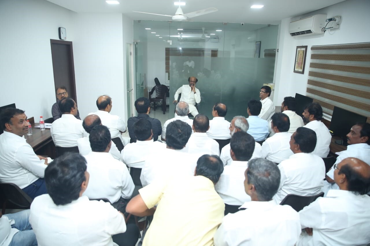 தமிழகம் முழுவதும் 37 மாவட்ட செயலாளர்கள் இந்த கூட்டத்தில் பங்கேற்றிருக்கிறார்கள். கூட்டத்தில் தமிழகத்தின் தற்போதைய அரசியல் சூழல், கட்சியின் கொள்கை, கட்சி தொடங்குவது குறித்தும், குடியுரிமை திருத்த சட்டத்தில் ரஜினி மக்கள் மன்றத்தின் நிலைபாடு குறித்தும் ஆலோசனை மேற்கொள்ளப்படும் என எதிர்பார்க்கப்படுகிறது. கூட்டத்தின் முடிவில் ரஜினி முக்கிய அறிவிப்பை வெளியிடவுள்ளார் தமிழகம் முழுவதும் 37 மாவட்ட செயலாளர்கள் இந்த கூட்டத்தில் பங்கேற்றிருக்கிறார்கள். கூட்டத்தில் தமிழகத்தின் தற்போதைய அரசியல் சூழல், கட்சியின் கொள்கை, கட்சி தொடங்குவது குறித்தும், குடியுரிமை திருத்த சட்டத்தில் ரஜினி மக்கள் மன்றத்தின் நிலைபாடு குறித்தும் ஆலோசனை மேற்கொள்ளப்படும் என எதிர்பார்க்கப்படுகிறது. கூட்டத்தின் முடிவில் ரஜினி முக்கிய அறிவிப்பை வெளியிடவுள்ளார்