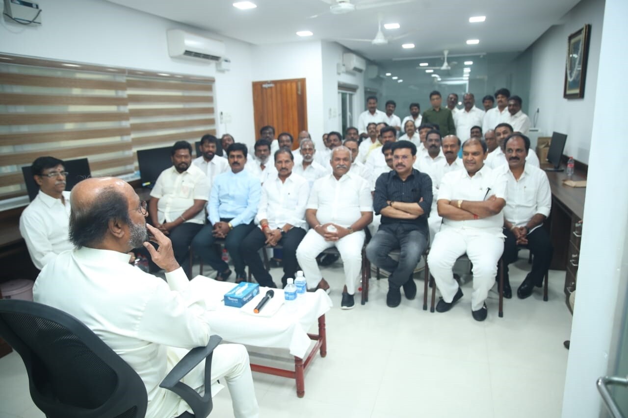 தான் அரசியலுக்கு வருவது உறுதி என ரஜினி அறிவித்த பிறகு அவரை பாஜக-வுடன் இணைத்து அரசியல் கட்சிகள் விமர்சனங்களை முன்வைத்தன. தான் அரசியலுக்கு வருவது உறுதி என ரஜினி அறிவித்த பிறகு அவரை பாஜக-வுடன் இணைத்து அரசியல் கட்சிகள் விமர்சனங்களை முன்வைத்தன.