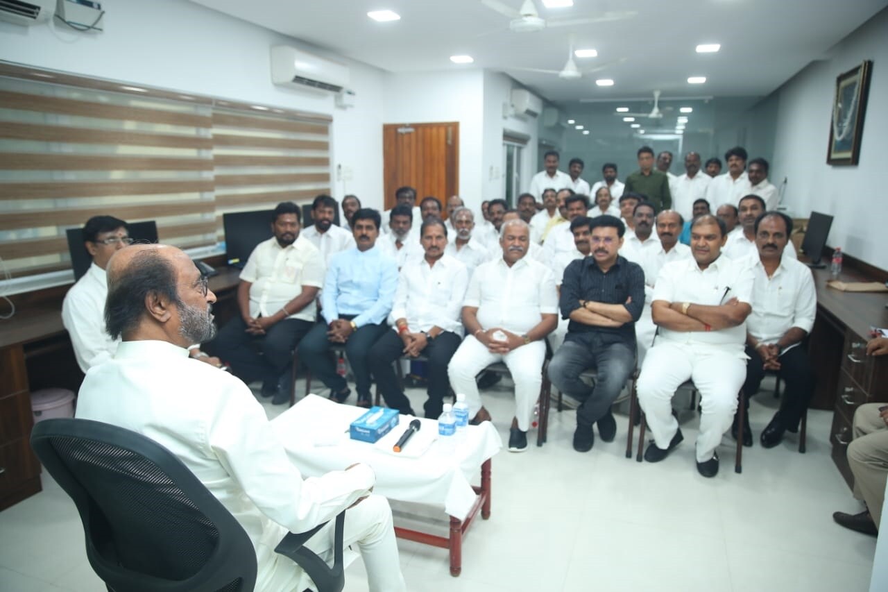 குடியுரிமை திருத்த சட்டம் தேசிய குடிமக்கள் பதிவேடு ஆகியவைகளால் ஏற்படும் பாதிப்புகள் குறித்து நடிகர் ரஜினிகாந்தை அவரின் இல்லத்தில் சந்தித்த மத குருமார்கள் விளக்கமளித்தனர். குடியுரிமை திருத்த சட்டம் தேசிய குடிமக்கள் பதிவேடு ஆகியவைகளால் ஏற்படும் பாதிப்புகள் குறித்து நடிகர் ரஜினிகாந்தை அவரின் இல்லத்தில் சந்தித்த மத குருமார்கள் விளக்கமளித்தனர்.