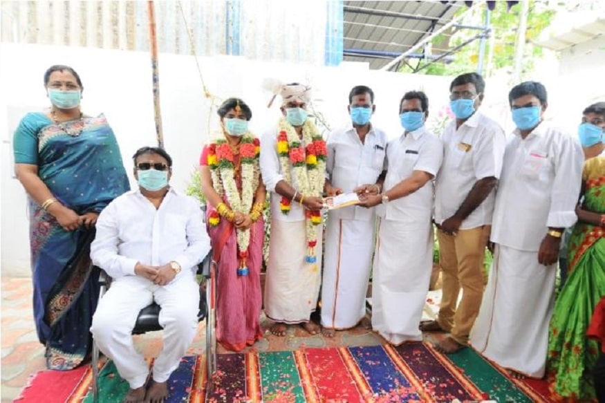நாடு முழுவதும் கொரோனா அச்சுறுத்தல் காரணமாக இயல்பு வாழ்க்கை வெகுவாக பாதிக்கப்பட்டுள்ளது. இன்று ஊரடங்கு உத்தரவிற்கு பிரதமர் மோடி அழைப்பு விடுத்திருந்தார். எனினும், இன்று முகூர்த்த நாள் என்பதால் பல திருமணங்கள் நிச்சயிக்கப்பட்டிருந்தது. நாடு முழுவதும் கொரோனா அச்சுறுத்தல் காரணமாக இயல்பு வாழ்க்கை வெகுவாக பாதிக்கப்பட்டுள்ளது. இன்று ஊரடங்கு உத்தரவிற்கு பிரதமர் மோடி அழைப்பு விடுத்திருந்தார். எனினும், இன்று முகூர்த்த நாள் என்பதால் பல திருமணங்கள் நிச்சயிக்கப்பட்டிருந்தது.