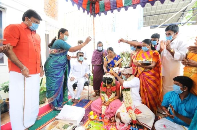 எனினும், கொரோனா அச்சுறுத்தலால் சென்னை சாலிகிராமத்தில் உள்ள விஜயகாந்த் இல்லத்தில், நெருங்கிய உறவினர்கள் கலந்துகொள்ள எளிய முறையில் இன்று நடந்தது. எனினும், கொரோனா அச்சுறுத்தலால் சென்னை சாலிகிராமத்தில் உள்ள விஜயகாந்த் இல்லத்தில், நெருங்கிய உறவினர்கள் கலந்துகொள்ள எளிய முறையில் இன்று நடந்தது.