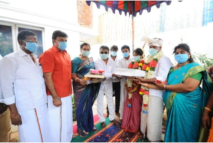 இந்த விழாவில் பிரேமலதா, எல்.கே சுதீஷ் உள்ளிட்டோர் பங்கேற்றனர். திருமணத்தில் அனைவருமே மாஸ்க் அணிந்திருந்தனர். மேலும், ஹேண்ட் சானிடைசரும் வழங்கப்பட்டது. இந்த விழாவில் பிரேமலதா, எல்.கே சுதீஷ் உள்ளிட்டோர் பங்கேற்றனர். திருமணத்தில் அனைவருமே மாஸ்க் அணிந்திருந்தனர். மேலும், ஹேண்ட் சானிடைசரும் வழங்கப்பட்டது.