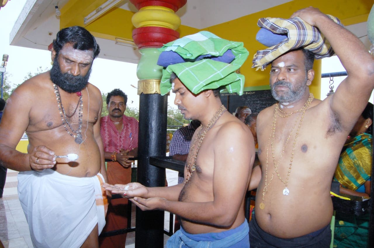 தற்போது கேரளாவில் கொரோனா மற்றும் பறவைக்காய்ச்சல் தொற்று உள்ளதால், இந்த மாதம் வழிபாடு நடத்த பக்தர்கள் வரவேண்டாம் என்று சபரிமலை தேவசம் போர்டு அறிவித்துள்ளது. தற்போது கேரளாவில் கொரோனா மற்றும் பறவைக்காய்ச்சல் தொற்று உள்ளதால், இந்த மாதம் வழிபாடு நடத்த பக்தர்கள் வரவேண்டாம் என்று சபரிமலை தேவசம் போர்டு அறிவித்துள்ளது.
