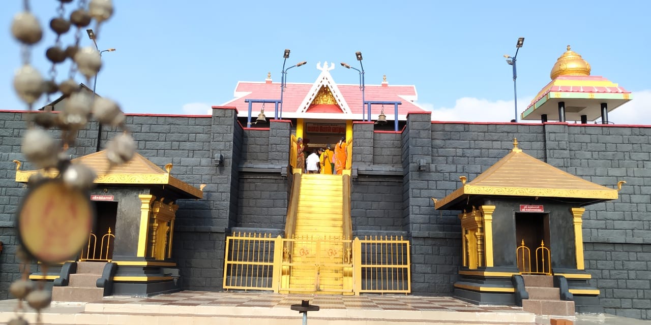 கொரோனா மற்றும் பறவைக் காய்ச்சல் அச்சம் காரணமாக, சபரிமலைக்கு செல்ல முடியாத சூழல் ஏற்பட்டுள்ளதால், தமிழகத்தைச் சேர்ந்த பக்தர்கள் கோவில்பட்டியில் உள்ள ஐய்யப்பன் கோயிலில் இருமுடி இறக்குகின்றனர். கொரோனா மற்றும் பறவைக் காய்ச்சல் அச்சம் காரணமாக, சபரிமலைக்கு செல்ல முடியாத சூழல் ஏற்பட்டுள்ளதால், தமிழகத்தைச் சேர்ந்த பக்தர்கள் கோவில்பட்டியில் உள்ள ஐய்யப்பன் கோயிலில் இருமுடி இறக்குகின்றனர்.