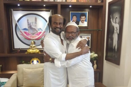 40 ஆண்டுகளாக தன் படத்தை வர்ணித்து கடிதம் எழுதிய மாற்றுத்திறனாளி ரசிகரை நேரில் சந்தித்த ரஜினி...! 40 ஆண்டுகளாக தன் படத்தை வர்ணித்து கடிதம் எழுதிய மாற்றுத்திறனாளி ரசிகரை நேரில் சந்தித்த ரஜினி...!