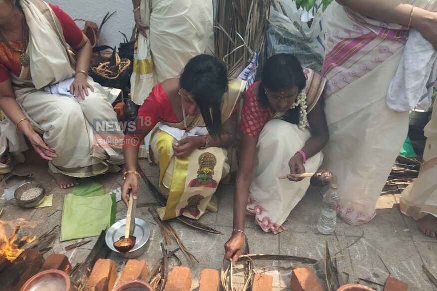 கோயில் தந்திரி அடுப்பில் தீ முட்டி விழாவை தொடங்கி வைத்தார். கேரளா, தமிழகம் மட்டுமின்றி பிற மாநிலங்களை சேர்ந்த பெண்களும் பொங்கல் வைத்தனர். கோயில் தந்திரி அடுப்பில் தீ முட்டி விழாவை தொடங்கி வைத்தார். கேரளா, தமிழகம் மட்டுமின்றி பிற மாநிலங்களை சேர்ந்த பெண்களும் பொங்கல் வைத்தனர்.