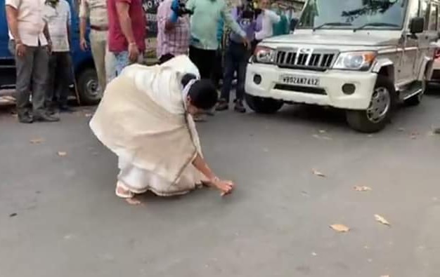  பொதுமக்களின் நலனுக்காக ரோட்டில் அவரே செங்கலால் வட்டமிட்ட செயலை பலர் வெகுவாக பாராட்டி வருகின்றனர். மேற்குவங்கத்தில் கொரோனா வைரஸால் இதுவரை 13 பேர் பாதிக்கப்பட்டுள்ளனர்.