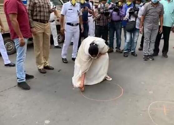 மேற்குவங்க முதல்வர் மம்தா பேனர்ஜி ஊரடங்கு உத்தரவு நடைமுறை நேரில் சென்று பார்வையிட்டார். கொல்கத்தாவின் ஜன் பஷார் பகுதிக்கு சென்ற அவர் வர்த்தகர்கள், விற்பனையாளர்களிடம் ஆலோசனை செய்தார். மேற்குவங்க முதல்வர் மம்தா பேனர்ஜி ஊரடங்கு உத்தரவு நடைமுறை நேரில் சென்று பார்வையிட்டார். கொல்கத்தாவின் ஜன் பஷார் பகுதிக்கு சென்ற அவர் வர்த்தகர்கள், விற்பனையாளர்களிடம் ஆலோசனை செய்தார்.