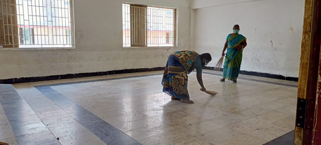  கொரோனா வைரஸ் சிகிச்சைக்காக நாமக்கலில் அரசு ஆண்கள் மேல்நிலைப் பள்ளியிலும், வெற்றி விகாஸ் தனியார் பள்ளிகளும் 100 படுக்கை வசதிகளுடன் தயாராகி வருகிறது.