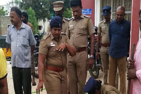 தகாத வார்த்தைகளால் திட்டிய ஆய்வாளர்: பெண் காவலர் தற்கொலை முயற்சி..! தகாத வார்த்தைகளால் திட்டிய ஆய்வாளர்: பெண் காவலர் தற்கொலை முயற்சி..!