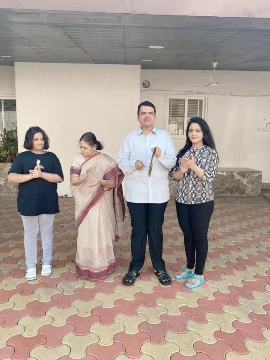கொரோனா வைரஸ் தொற்றுநோய்க்கு எதிராக போராடும் சுகாதார ஊழியர்களைப் பாராட்ட பிரதமர் அழைப்பு விடுத்ததைத் தொடர்ந்து மகாராஷ்டிராவின் முன்னாள் முதல்வர் தேவேந்திர ஃபட்னாவிஸ் தனது குடும்பத்தினருடன் கைதட்டினார். கொரோனா வைரஸ் தொற்றுநோய்க்கு எதிராக போராடும் சுகாதார ஊழியர்களைப் பாராட்ட பிரதமர் அழைப்பு விடுத்ததைத் தொடர்ந்து மகாராஷ்டிராவின் முன்னாள் முதல்வர் தேவேந்திர ஃபட்னாவிஸ் தனது குடும்பத்தினருடன் கைதட்டினார்.