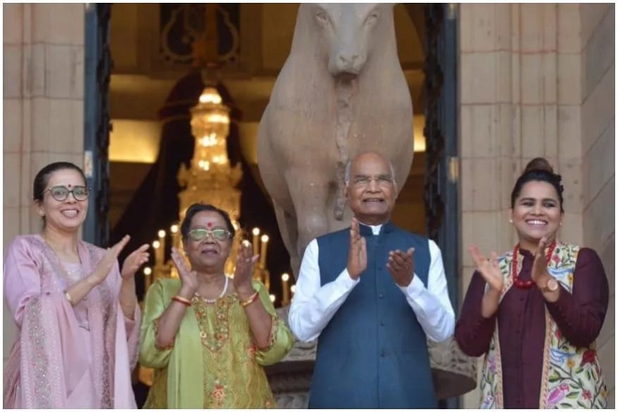 கொரோனா வைரஸ்க்கு எதிராக பணியாற்றும் மருத்துவம், அத்தியாவசிய பணியாளர்களை கைத்தட்டி பாராட்டிய குடியரசுத்தலைவர் ராம் நாத் கோவிந்தும் அவரது குடும்பத்தினரும். கொரோனா வைரஸ்க்கு எதிராக பணியாற்றும் மருத்துவம், அத்தியாவசிய பணியாளர்களை கைத்தட்டி பாராட்டிய குடியரசுத்தலைவர் ராம் நாத் கோவிந்தும் அவரது குடும்பத்தினரும்.