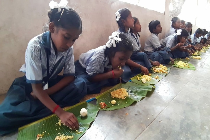 புதுச்சேரி: வாழை இலையில் உணவு அளித்து அசத்தும் அரசு தொடக்கப் பள்ளி! | food  provided with banana leaf daily at Government Primary School in  Puducherry.– News18 Tamil