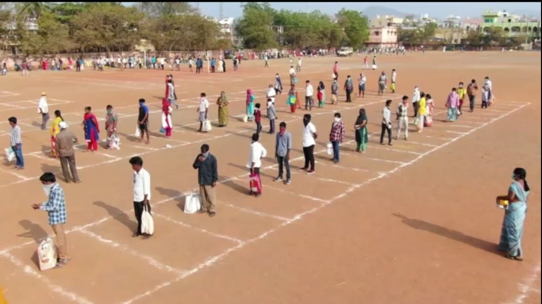 இந்த உழவர் சந்தையில் பொதுமக்கள் சமூக இடைவெளியை கடைபிடிக்கும் வகையில் ஒரு மீட்டர் இடைவெளி விட்டு சதுரங்கள் வரையப்பட்டுள்ளன. இந்த உழவர் சந்தையில் பொதுமக்கள் சமூக இடைவெளியை கடைபிடிக்கும் வகையில் ஒரு மீட்டர் இடைவெளி விட்டு சதுரங்கள் வரையப்பட்டுள்ளன.