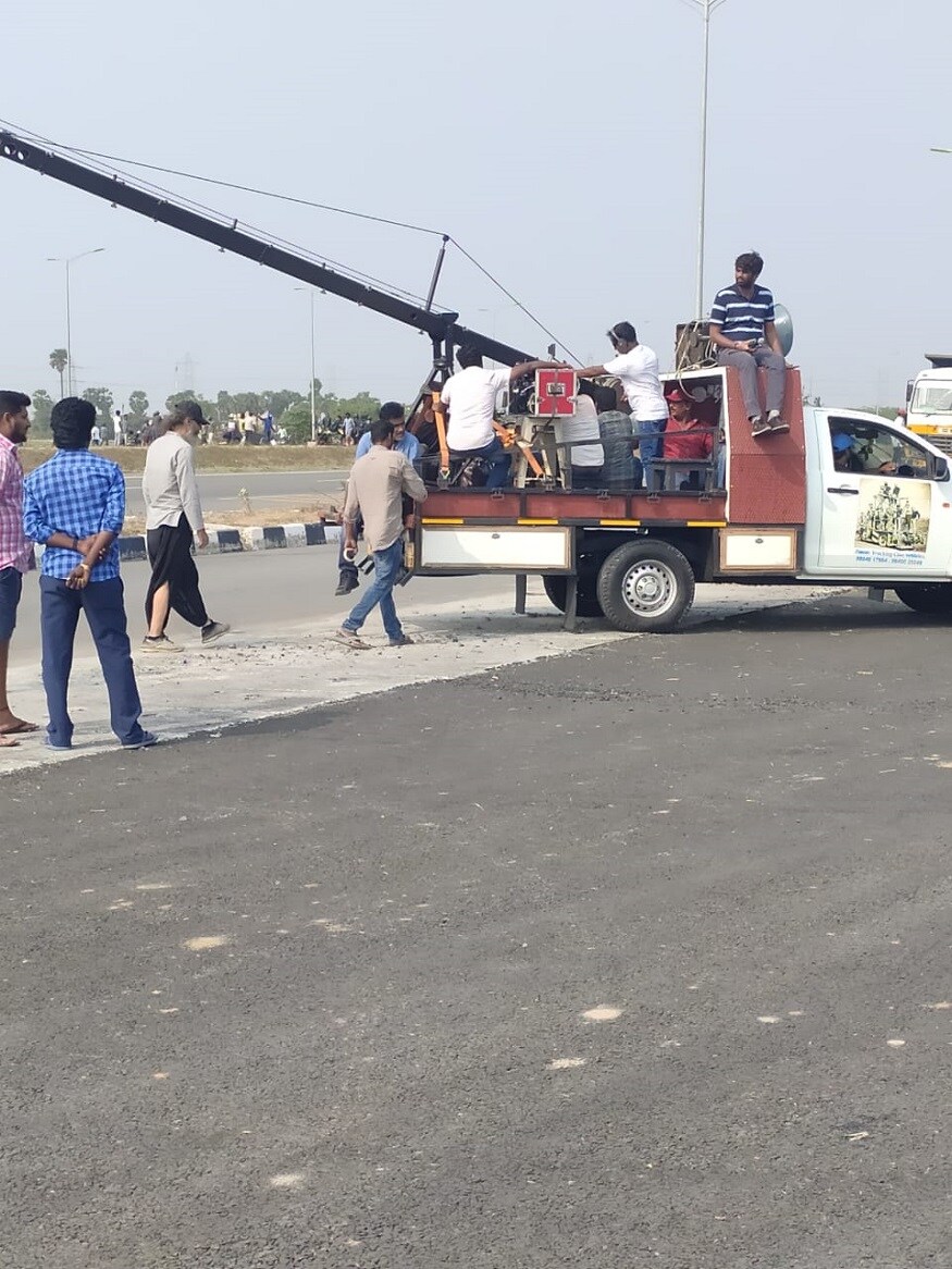 அஜித் போலீஸ் அதிகாரியாக நடித்து வருவதாக கூறப்படும் இத்திரைப்படத்தில் பைக் ரேஸ், கார் ரேஸ் உள்ளிட்ட காட்சிகள் இடம்பெறும் என்றும் பேசப்படுகிறது. அஜித் போலீஸ் அதிகாரியாக நடித்து வருவதாக கூறப்படும் இத்திரைப்படத்தில் பைக் ரேஸ், கார் ரேஸ் உள்ளிட்ட காட்சிகள் இடம்பெறும் என்றும் பேசப்படுகிறது.