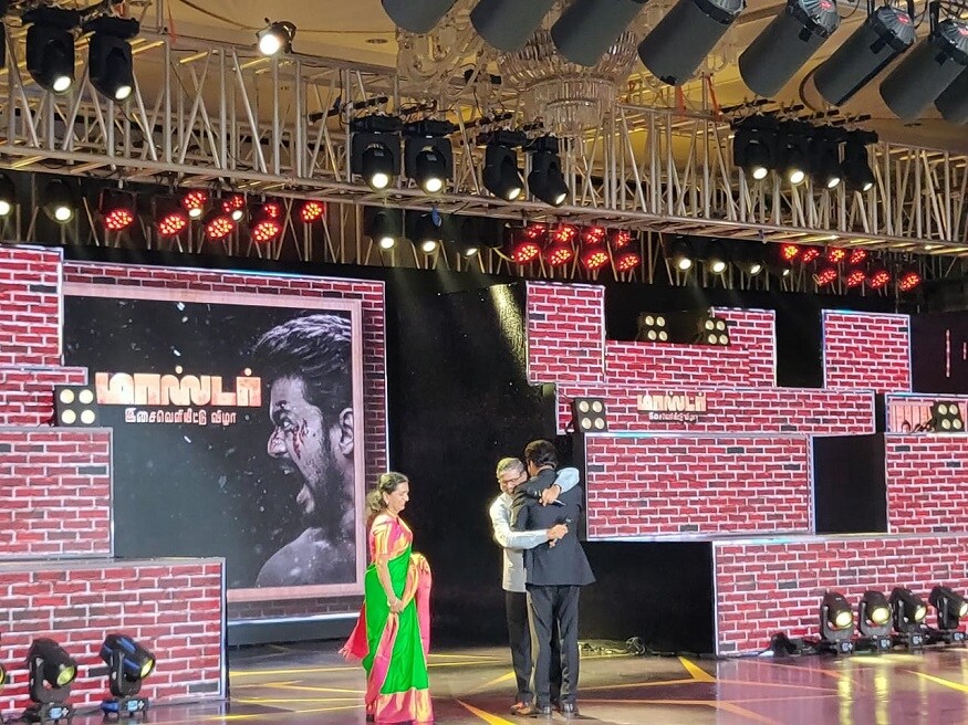மாஸ்டர் இசை வெளியீட்டு விழாவில் நடிகர் விஜய்யின் தாய், தந்தை உட்பட படக்குழுவினரோடு சிறப்பு விருந்தினர்களும் கலந்து கொண்டனர். மாஸ்டர் இசை வெளியீட்டு விழாவில் நடிகர் விஜய்யின் தாய், தந்தை உட்பட படக்குழுவினரோடு சிறப்பு விருந்தினர்களும் கலந்து கொண்டனர்.