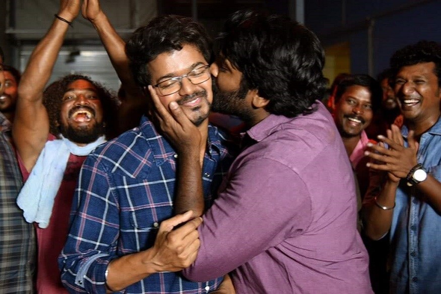 தற்போது விஜய் சேதுபதியின் ட்விட்டர் கணக்கை பின் தொடர்பவர்களின் எண்ணிக்கை 1 மில்லியனைத் தொட்டிருக்கிறது. இதனால் தனது ரசிகர்கள் மற்றும் ஃபாலோயர்களுக்கு நடிகர் விஜய் சேதுபதி நன்றி தெரிவித்துள்ளார். தற்போது விஜய் சேதுபதியின் ட்விட்டர் கணக்கை பின் தொடர்பவர்களின் எண்ணிக்கை 1 மில்லியனைத் தொட்டிருக்கிறது. இதனால் தனது ரசிகர்கள் மற்றும் ஃபாலோயர்களுக்கு நடிகர் விஜய் சேதுபதி நன்றி தெரிவித்துள்ளார்.