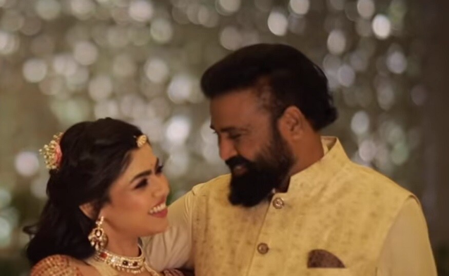 மணமகள் ரக்ஷிதா அணியும் ஆடைகள் அனைத்தையும் கேரள திரையுலகின் புகழ்பெற்ற ஆடை வடிவமைப்பாளரான SANIA SARDARIA வடிவமைத்துள்ளார். தீபிகா படுகோனுக்கு அவரது திருமணத்தின்போது, ஒப்பனை செய்த கலைஞரே ரக்ஷிதாவின் ஒப்பனையாளராக பணியமர்த்தப்பட்டுள்ளார். மணமகள் ரக்ஷிதா அணியும் ஆடைகள் அனைத்தையும் கேரள திரையுலகின் புகழ்பெற்ற ஆடை வடிவமைப்பாளரான SANIA SARDARIA வடிவமைத்துள்ளார். தீபிகா படுகோனுக்கு அவரது திருமணத்தின்போது, ஒப்பனை செய்த கலைஞரே ரக்ஷிதாவின் ஒப்பனையாளராக பணியமர்த்தப்பட்டுள்ளார்.