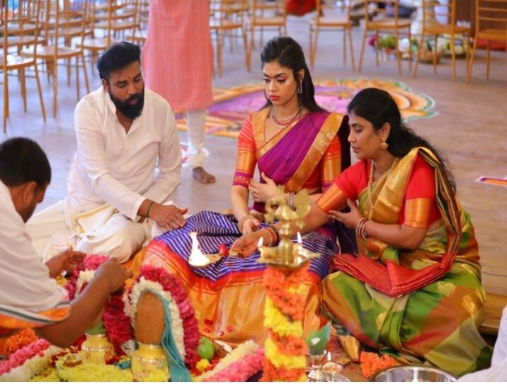 பிரதமர் நரேந்திரமோடி, உள்துறை அமைச்சர் அமித் ஷா உள்ளிட்ட 1 லட்சம் பேருக்கு திருமணத்திற்கு அழைப்பு விடுக்கப்பட்டுள்ளது. அழைப்பிதழில் குங்குமப் பூ, ஏலக்காய், குங்குமம், மஞ்சள் மற்றும் அட்சதை அரிசி ஆகியன இடம்பெற்றுள்ளன. சுகாதாரத்துறையை மையப்படுத்தி இந்த அழைப்பிதழ் வடிவமைக்கப்பட்டுள்ளது. பிரதமர் நரேந்திரமோடி, உள்துறை அமைச்சர் அமித் ஷா உள்ளிட்ட 1 லட்சம் பேருக்கு திருமணத்திற்கு அழைப்பு விடுக்கப்பட்டுள்ளது. அழைப்பிதழில் குங்குமப் பூ, ஏலக்காய், குங்குமம், மஞ்சள் மற்றும் அட்சதை அரிசி ஆகியன இடம்பெற்றுள்ளன. சுகாதாரத்துறையை மையப்படுத்தி இந்த அழைப்பிதழ் வடிவமைக்கப்பட்டுள்ளது.