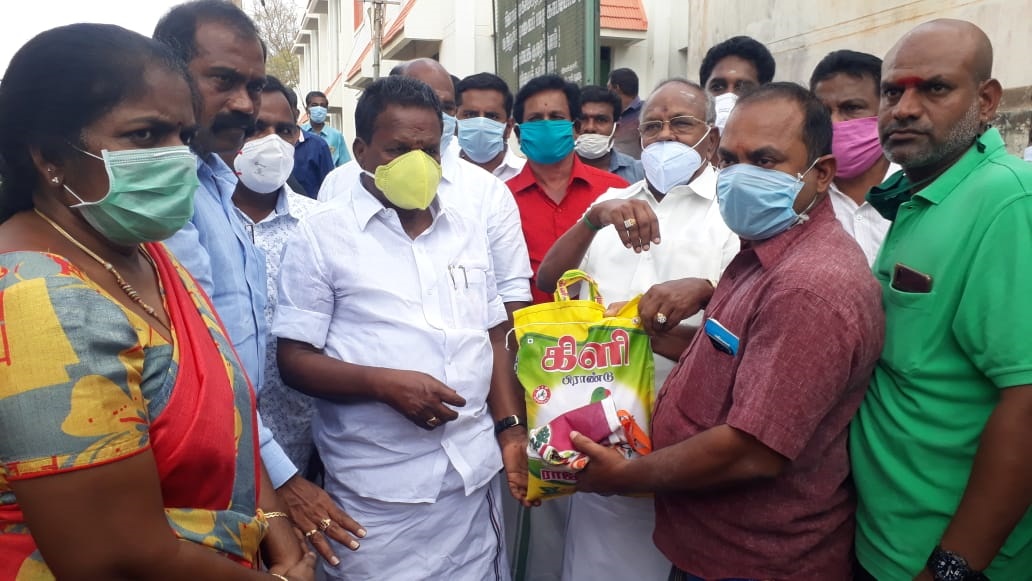  பகல் 1 மணிக்கு நிவாரணப் பொருட்களை வழங்கும் நிகழ்ச்சியை அமைச்சர் பாஸ்கரன், ஆட்சியர் ஜெயகாந்தன் தொடங்கி வைத்தனர்.