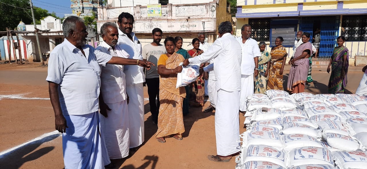  1000 குடும்பத்திற்கு தலா 10 கிலோ அரிசி இலவசமாக வழங்கிய சமூக ஆர்வலர் சுந்தராஜனுக்கு ஊர் பொதுமக்கள் நன்றி தெரிவித்துள்ளனர்.
