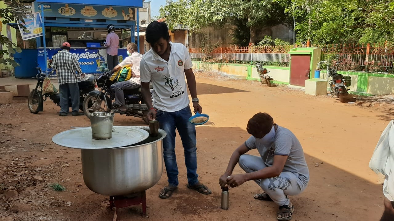  இதனால் கபசுரக் குடிநீரை வாங்க தினமும் பொதுமக்கள் குவிந்து வருகின்றனர். அவர்கள் சமூக இடைவெளி விட்டு நீண்ட வரிசையில் காத்திருந்து வாங்கி அருந்துகின்றனர்.