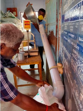  சமூக இடைவெளியைப் பின்பற்றி வழங்கப்பட்ட அரிசி