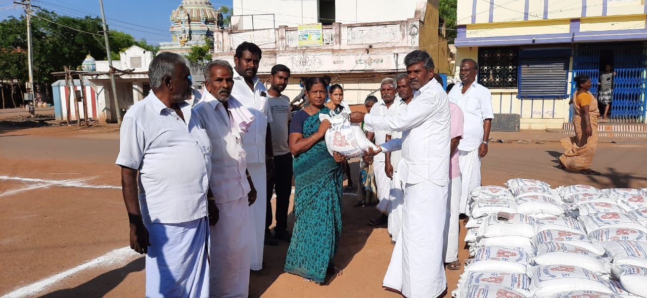  சிவகங்கை மாவட்டம் பச்சேரி கிராமத்தை சேர்ந்த இவர், பச்சேரி, காந்திநகர், மீனாட்சிபுரம், ஆகிய கிராமங்களுக்கு வீடு விடாக சென்று கொடுத்து உள்ளார்.