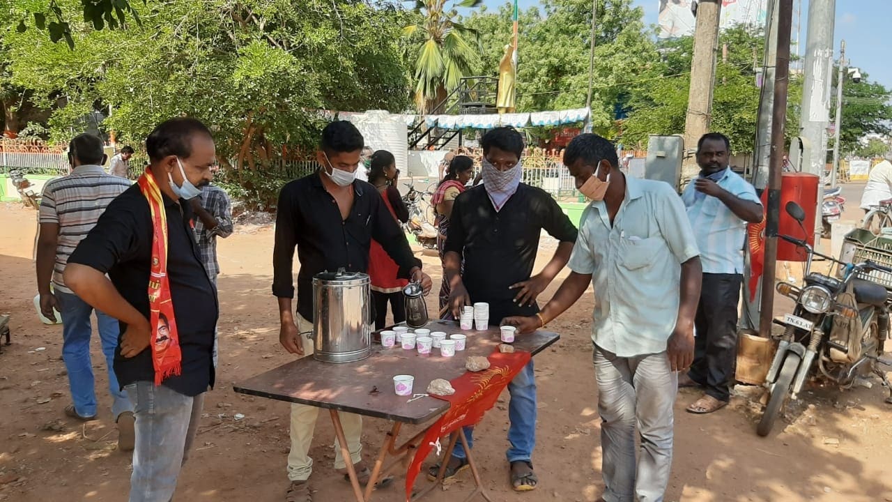 இந்நிலையில் கபசுர குடிநீர் அருந்தினால் நோய் எதிர்ப்பு சக்தி அதிகரிக்கும் என சித்தா மருத்துவத்துறை அறிவுறுத்தியுள்ளது. இதனால் பொதுமக்கள் ஆர்வத்துடன் கபசுரக் குடிநீரை அருந்துவதில் ஆர்வம் காட்டி வருகின்றனர். இதற்காக அவர்கள் நாட்டு மருந்து கடைகளுக்கு அலைந்து வருகின்றனர். ஆனால் அங்கு கபசுரக் குடிநீர் கிடைக்கவில்லை. இந்நிலையில் கபசுர குடிநீர் அருந்தினால் நோய் எதிர்ப்பு சக்தி அதிகரிக்கும் என சித்தா மருத்துவத்துறை அறிவுறுத்தியுள்ளது. இதனால் பொதுமக்கள் ஆர்வத்துடன் கபசுரக் குடிநீரை அருந்துவதில் ஆர்வம் காட்டி வருகின்றனர். இதற்காக அவர்கள் நாட்டு மருந்து கடைகளுக்கு அலைந்து வருகின்றனர். ஆனால் அங்கு கபசுரக் குடிநீர் கிடைக்கவில்லை.