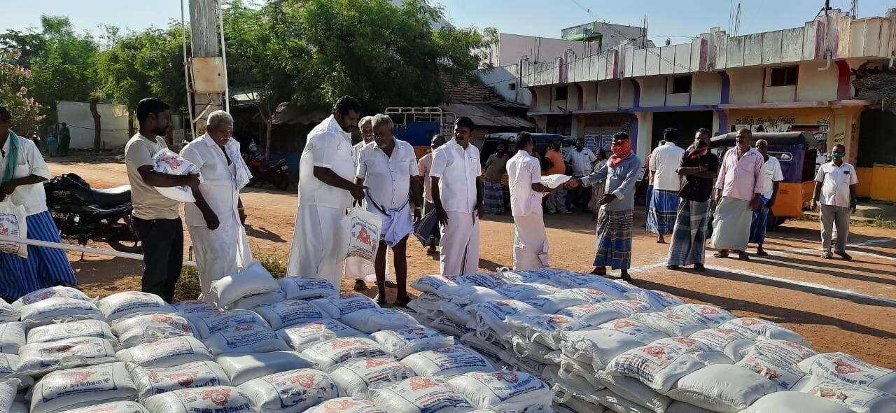 சிவகங்கை மாவட்டத்தை சேர்ந்தவர் சி.ஆர்.சுந்தராஜன். சென்னையில் தொழில் நடத்தி வரும் இவர் தனது சொந்த மாவட்டமான சிவகங்கையில், வீடு வீடாக சென்று தலா 10 கிலோ என 10 டன் அரிசி வழங்கியுள்ளார். சிவகங்கை மாவட்டத்தை சேர்ந்தவர் சி.ஆர்.சுந்தராஜன். சென்னையில் தொழில் நடத்தி வரும் இவர் தனது சொந்த மாவட்டமான சிவகங்கையில், வீடு வீடாக சென்று தலா 10 கிலோ என 10 டன் அரிசி வழங்கியுள்ளார்.