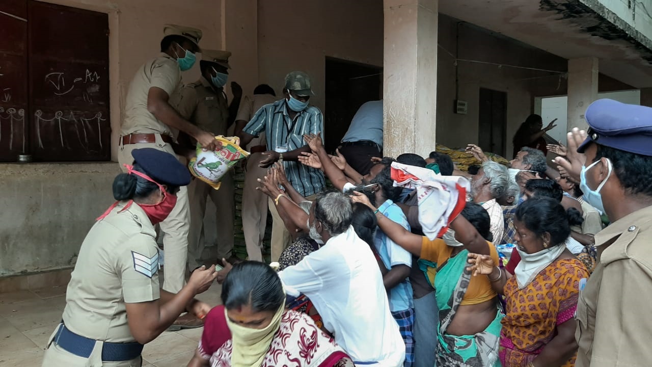  இதை எதிர்த்து திமுக தொடர்ந்த வழக்கில், தன்னார்வலர்கள் அரசு அதிகாரிகளுக்கு தகவல் தெரிவித்துவிட்டு நிவாரண உதவிகளை வழங்கலாம் என உயர்நீதிமன்றம் உத்தரவிட்டபிறகு மீண்டும் தன்னார்வலர்கள் உணவின்றி தவிப்போருக்கு உதவி செய்து வருகின்றனர்.