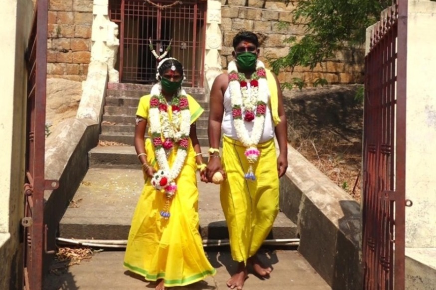  கொரோனா ஊரடங்கால் குன்றகுடிக் கோயில் வாசலில் எளிமையாக 6 பேர் மட்டுமே பங்கேற்று எளிய முறையில் திருமணம் நடைபெற்றது.