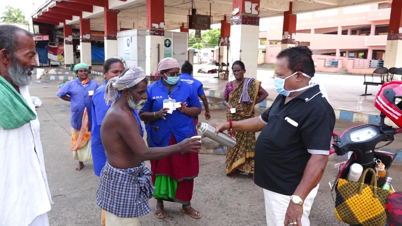  மீண்டும் மாலையும் போன் செய்து கேட்பவர்களுக்கு தயார் செய்து கொடுத்து வருகிறார் ஒரு நாளைக்கு நான்கு முறை வீட்டுக்கு சென்று சுடசுட மூலிகை டீ தயாரித்து வழங்கி வருகிறார்.