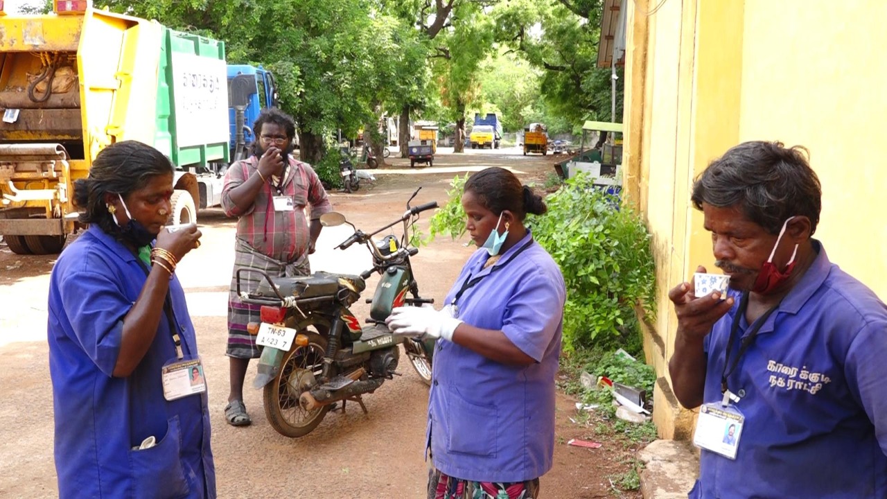  இந்த குறையை போக்கும் வகையில் காரைக்குடி வ.உ.சி.ரோடு சோமுபிள்ளை தெருவை சேர்ந்த 60 வயதுடைய பஸ் ஸ்டாண்ட் பாலு என்பவர் மூலிகை டீ வழங்கி வருகிறார்.