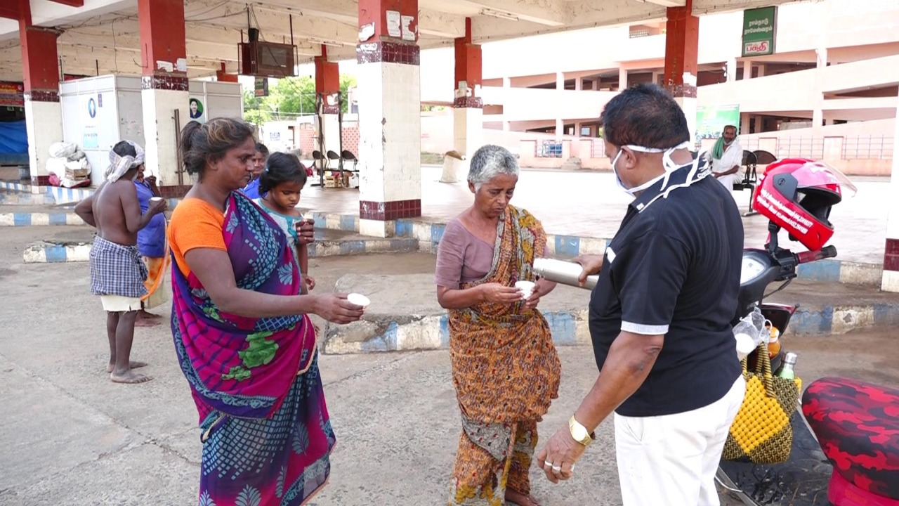  பொது நலனில் அதிக ஆர்வம் உடைய இவர் புயல், மழை காலங்களில் தன்னால் ஆன உதவியை செய்து வருகிறார். அதே போல இந்த கொரோனா ஊரடங்கு காலத்திலும் அன்றாடம் எதிர்ப்பு சக்தியை அதிகரிக்கும் மூலிகை டீ தயாரித்து காவலர்கள், தூய்மை பணியாளர்கள், மனநலம் பாதித்தவர்கள், வெளியூர் செல்ல முடியாமல் தவிப்பவர்கள், சாலையோரங்களில் வசிப்பவர்களுக்கு தினமும் வழங்கி வருகிறார்.