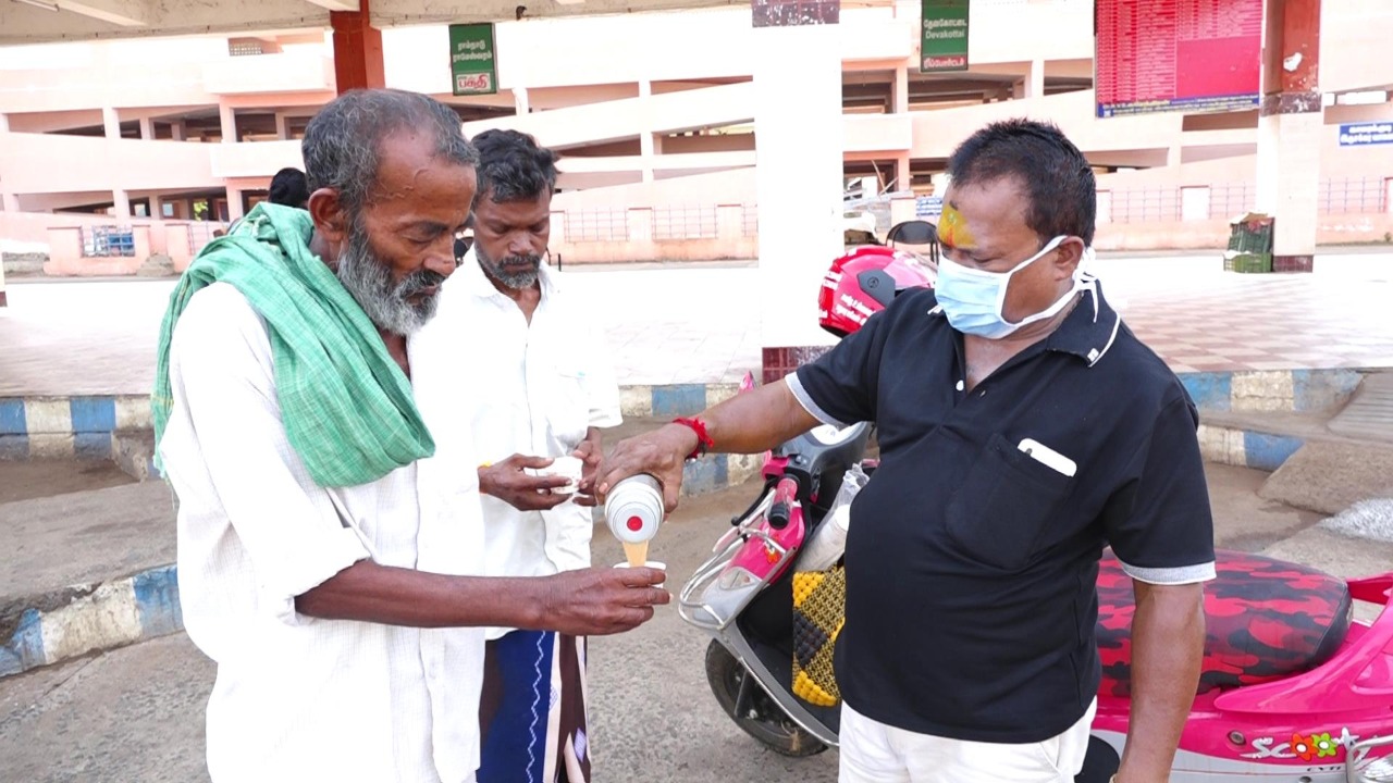  எட்டு லிட்டர் பாலில், டீத்தூள், சுக்கு, இஞ்சி, மிளகு, சித்தரத்தை, அதிமதிரம், வசம்பு ஆகியவை சேர்த்து மூலிகை டீ தயாரிக்கிறார். இந்த டீயை அருந்துவதன் மூலம் சுறுசுறுப்பும், நோய் எதிர்ப்பு சக்தியும் கிடைக்கிறது என்ற வாதத்தையும் முன் வைக்கிறார்.