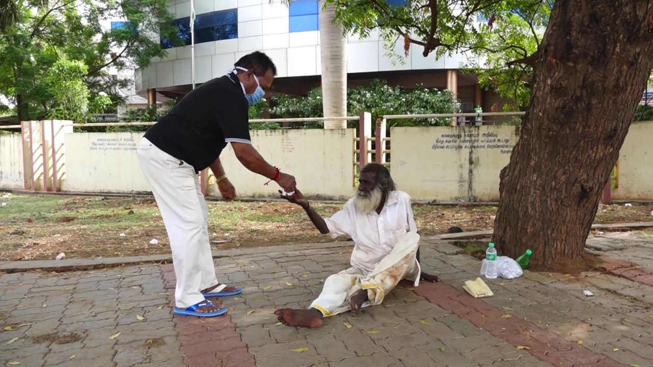  தினமும் மூலிகை டீ தயாரிப்பதற்கு இவரது மனைவி சாந்தியும் உறுதுணையாக இருக்கிறார். காலை 8:00 மணிக்கு ஆரம்பிக்கும் இவரது பயணம் நண்பகல் 12:00 மணிக்கு முடிகிறது.