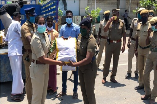 போலீசாருக்கு பொருட்கள் வழங்கிய டி.எஸ்.பி