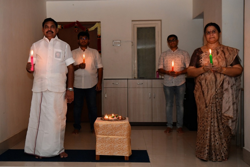  குடும்பத்தினருடன் மெழுகுவர்த்தி ஏந்திய முதல்வர் எடப்பாடி பழனிசாமி