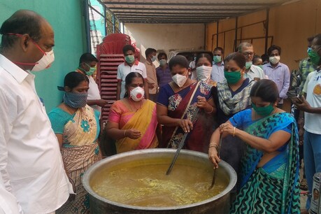 புதுச்சேரியில் தினமும் 4000 பேருக்கு ’மூலிகை சூப்’... மகளிர் சுய உதவிக்குழுவினர் விநியோகம்! புதுச்சேரியில் தினமும் 4000 பேருக்கு ’மூலிகை சூப்’... மகளிர் சுய உதவிக்குழுவினர் விநியோகம்!