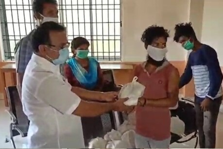 தங்க இடமும் பணமுமின்றி தவித்த கேரள செண்ட மேளக்குழு... உதவிய ஆட்சியர்! தங்க இடமும் பணமுமின்றி தவித்த கேரள செண்ட மேளக்குழு... உதவிய ஆட்சியர்!