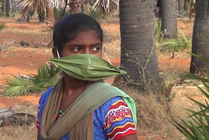 பன ஓலை, பிளாஸ்டிக் கவர் என்று வித்தியாச வித்தியாசமாக மாஸ்குகள் சமூக வளைதளங்களில் டிரெண்ட் ஆனது. பன ஓலை, பிளாஸ்டிக் கவர் என்று வித்தியாச வித்தியாசமாக மாஸ்குகள் சமூக வளைதளங்களில் டிரெண்ட் ஆனது.