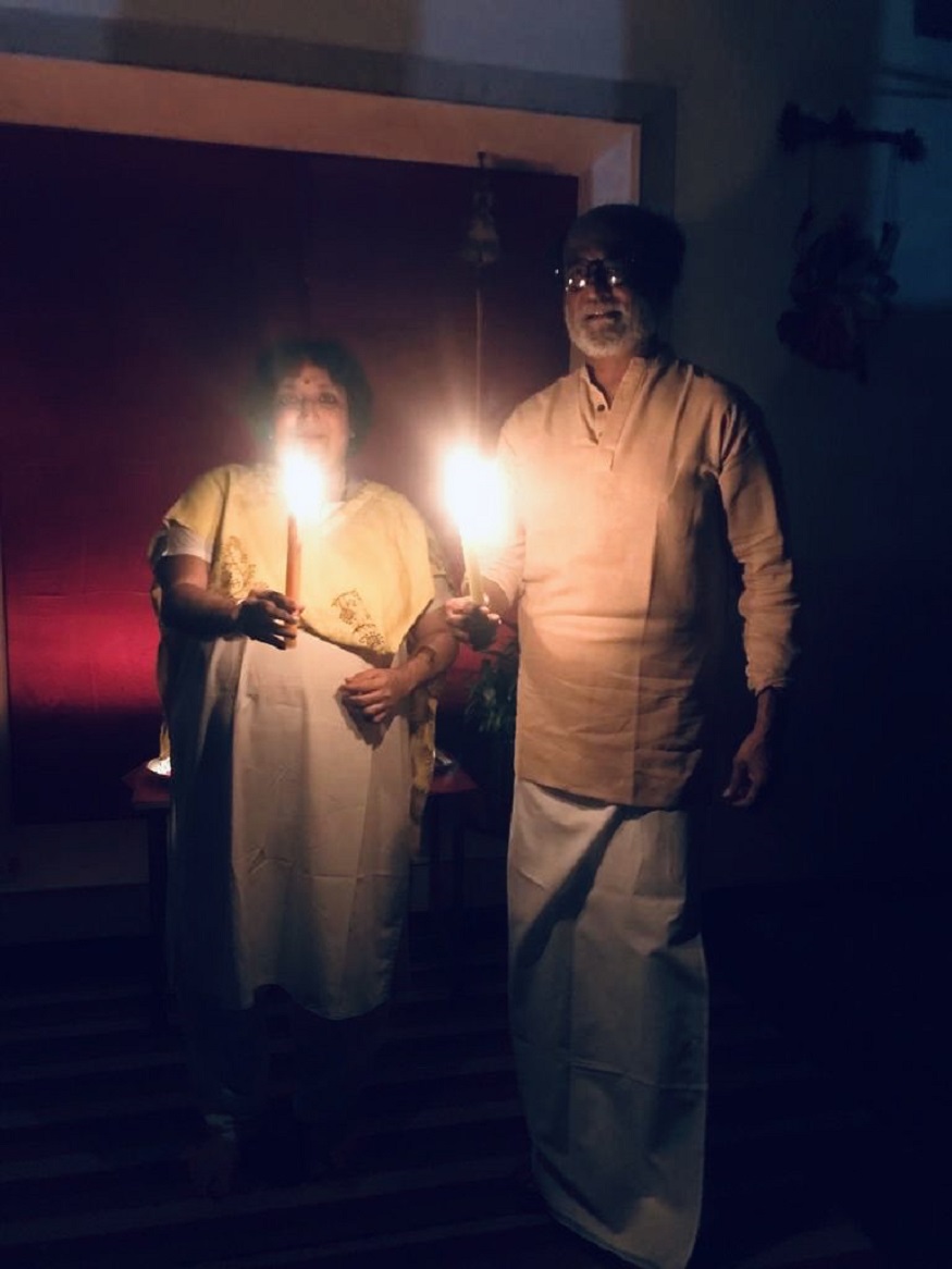  மெழுகுவர்த்தியுடன் ரஜினிகாந்த் அவரது மனைவி லதா ரஜினிகாந்த்