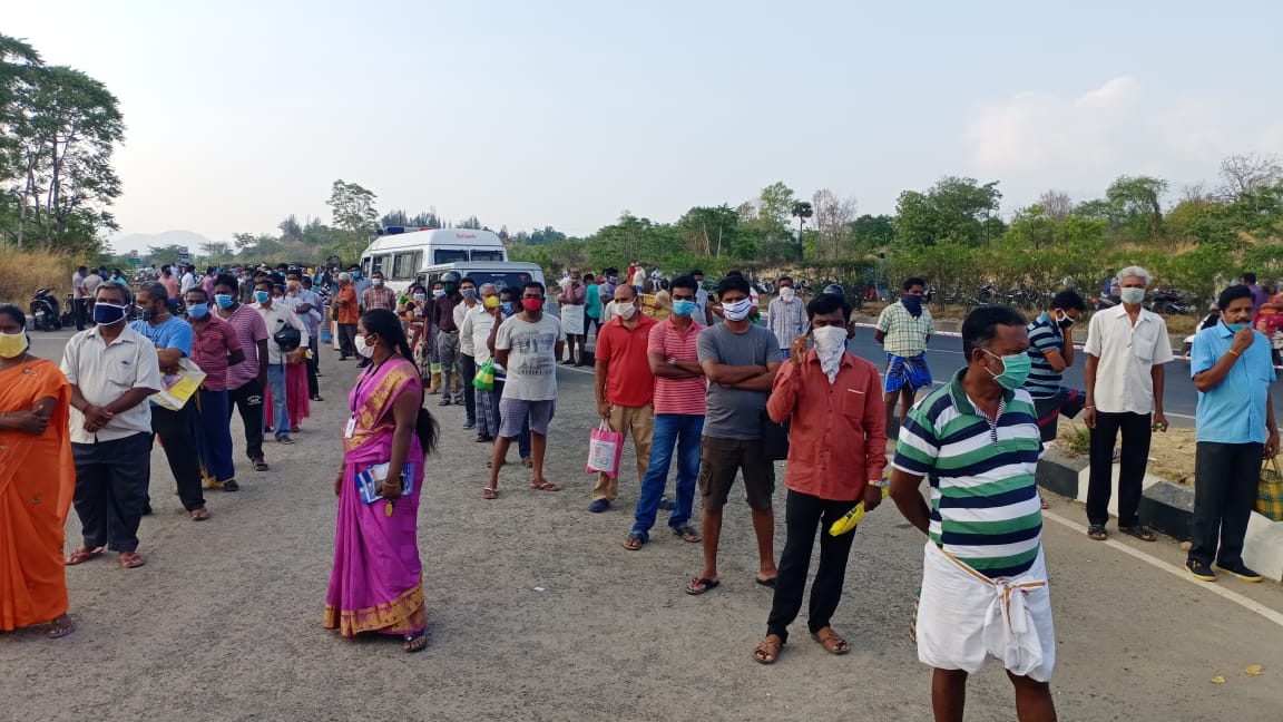  மீன் மற்றும் இறைச்சி வாங்க வருவோருக்கு தெர்மாமீட்டர் மூலம் பரிசோதனை செய்யப்பட்டது.