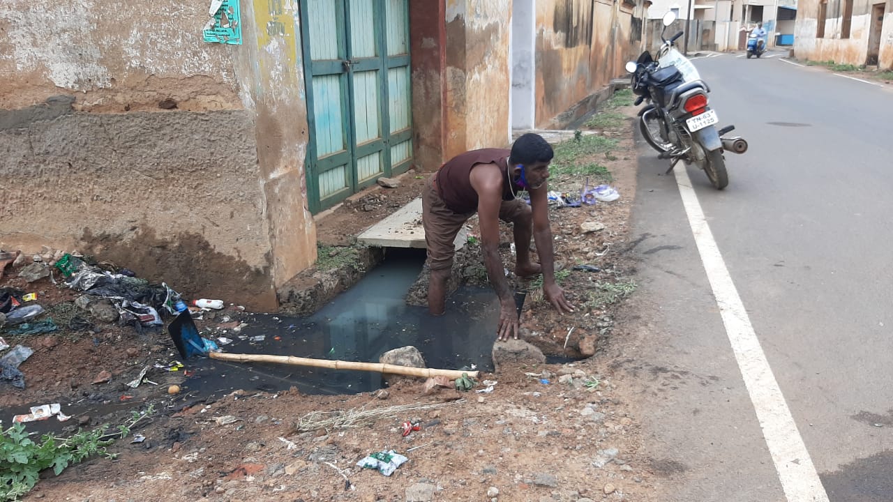 இங்கு சுமார் ஒரு லட்சத்துக்கும் மேற்பட்ட மக்கள் வசித்து வருகின்றனர் . 30 ஆயிரத்திற்கும் மேற்பட்ட வீடுகளில் இருந்து வெளியேறும் கழிவுநீர் அருகில் உள்ள விவசாய கண்மாய் பகுதியில் கலக்கிறது. இங்கு சுமார் ஒரு லட்சத்துக்கும் மேற்பட்ட மக்கள் வசித்து வருகின்றனர் . 30 ஆயிரத்திற்கும் மேற்பட்ட வீடுகளில் இருந்து வெளியேறும் கழிவுநீர் அருகில் உள்ள விவசாய கண்மாய் பகுதியில் கலக்கிறது.
