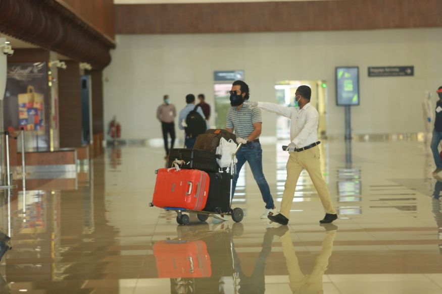 தற்போது 4-ம் கட்ட ஊரடங்கு அமலில் இருக்கும் நிலையில் சில தளர்வுகள் அறிவிக்கப்பட்டு வந்தே பாரத் மிஷன் திட்டத்தின் கீழ் வெளிநாட்டில் சிக்கித் தவிக்கும் இந்தியர்கள் தாய்நாடு அழைத்து வரப்படுகின்றனர். தற்போது 4-ம் கட்ட ஊரடங்கு அமலில் இருக்கும் நிலையில் சில தளர்வுகள் அறிவிக்கப்பட்டு வந்தே பாரத் மிஷன் திட்டத்தின் கீழ் வெளிநாட்டில் சிக்கித் தவிக்கும் இந்தியர்கள் தாய்நாடு அழைத்து வரப்படுகின்றனர்.
