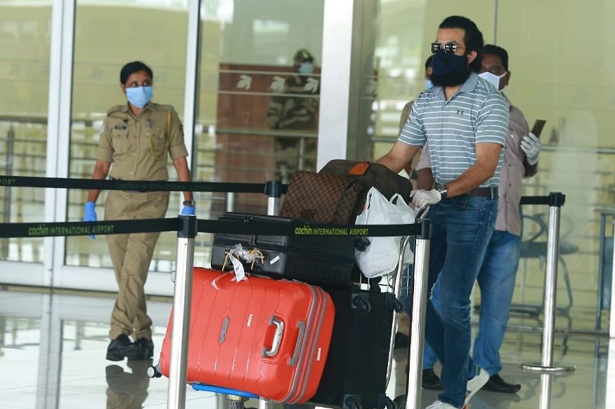 ஜோர்டான் நாட்டில் சிக்கித் தவித்த ஆடுஜீவிதம் படக்குழு சுமார் 3 மாதங்கள் கழித்து நாடு திரும்பியுள்ளது. ஜோர்டான் நாட்டில் சிக்கித் தவித்த ஆடுஜீவிதம் படக்குழு சுமார் 3 மாதங்கள் கழித்து நாடு திரும்பியுள்ளது.